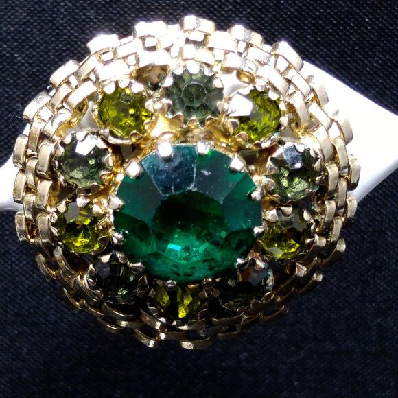 Weiss Emerald Green Rhinestone Earrings, Peridot Rhinestones, 1950s Vintage - Picture 8 of 10